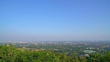 chiang mai skyline van de stad met blauwe lucht in thailand video