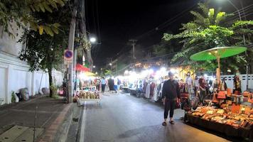 chiang mai, thailand - 6. dezember 2016 - touristen gehen und wählen essen auf dem nachtmarkt in chiang mai, thailand video