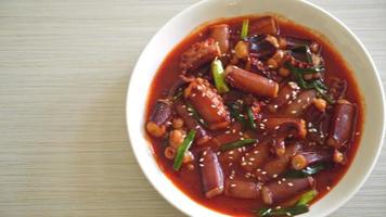 ojing-o-bokeum - calmars ou poulpes sautés avec sauce épicée coréenne - style coréen video