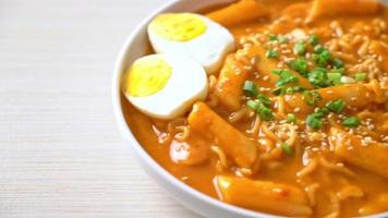 nouilles instantanées coréennes et tteokbokki à la sauce épicée coréenne, rabokki - style de cuisine coréenne video