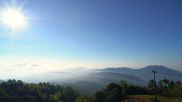 Hermosa capa de montaña con nubes y amanecer en Chiang Mai en Tailandia video