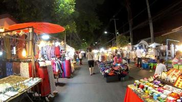 chiang mai, tailândia - 6 de dezembro de 2016 - turistas andando e escolhendo comida no mercado noturno em chiang mai, tailândia video