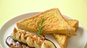 French Toast mit Bananenschokolade und Mandeln zum Frühstück video