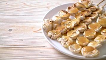 grigliate una banana a fette con salsa al caramello video