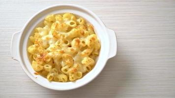 mac and cheese, macaroni pasta in cheesy sauce - American style video