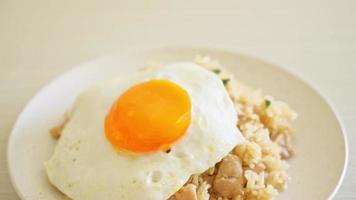arroz frito com carne de porco e ovo frito em estilo japonês - estilo de comida asiática video
