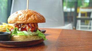 Rinderburger mit Käse und Sauce auf Holzteller video
