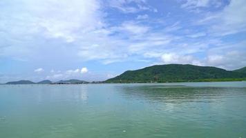 vista da baía com céu azul em songkla tailândia video