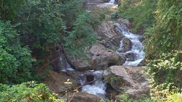 schöner mae sa wasserfall in chiang mai, thailand video