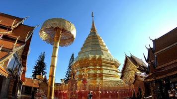 chiang mai, tailândia - 8 de dezembro de 2020 - monte dourado no templo em wat phra that doi suthep em chiang mai, tailândia. video