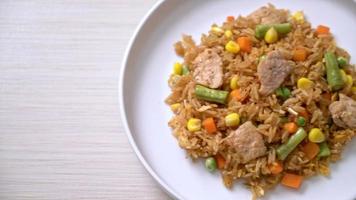 arroz frito com carne de porco e legumes video