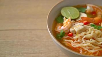macarrão instantâneo ramen em sopa picante com camarões ou tom yum kung - estilo de comida asiática video