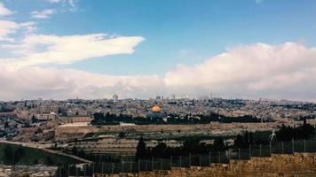 Blick von oben auf die Altstadt Jerusalems und den Tempelberg, den Felsendom, die Klagemauer und die Al-Aqsa-Moschee video