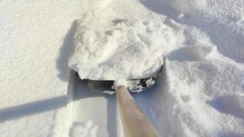Schneeräumung in der Nähe des Hauses mit einer Schneeschaufel. video