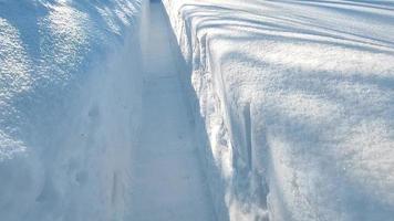 sneeuwpad in de tuin. tunnel in een sneeuwbank. video