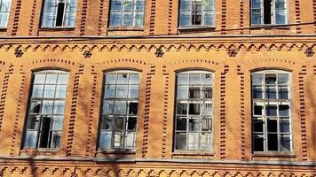 ventanas rotas en el edificio de oficinas. video