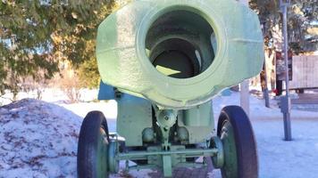 boca de un cañón militar de la segunda guerra mundial. video
