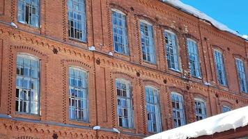 Das Gebäude ist in der Stadt verfallen. Glasscherben in großen Fenstern. video