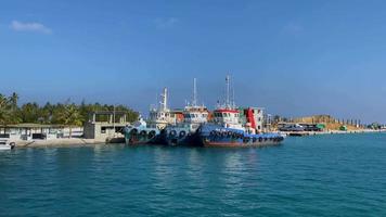 im Hafen vor Anker liegende Schiffe video