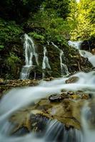 cascada en las montañas foto