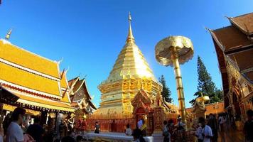 chiang mai, thailand - 8. dezember 2020 - goldener berg am tempel von wat phra that doi suthep in chiang mai, thailand video