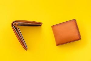 nueva billetera de hombre de cuero marrón en amarillo foto