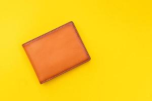 nueva billetera de hombre de cuero marrón en amarillo foto