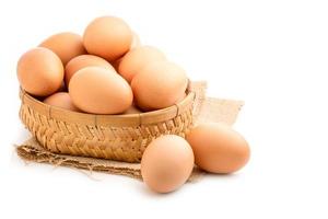 cierre los huevos frescos aislados en blanco. por concepto de comida foto