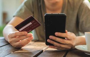 shopping online with app and pay with credit card