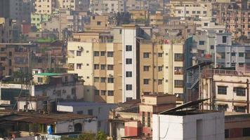 p1500216Hochwinkelansicht der Wohn- und Finanzgebäude der Stadt Dhaka an einem sonnigen Tag video