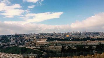 vista dall'alto della collina della città vecchia di Gerusalemme e del monte del tempio, della cupola della roccia, del muro occidentale e della moschea di al aqsa video