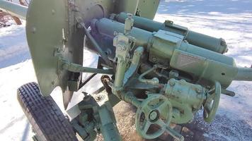 detalle de un cañón militar de la segunda guerra mundial. video