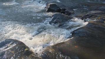 cascade dans le parc national thaïlandais. la rivière coule sur les rochers dans la forêt profonde de la montagne. video