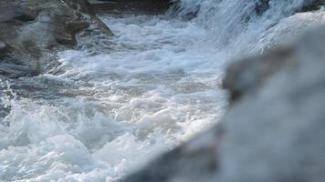 cascade dans le parc national thaïlandais. la rivière coule sur les rochers dans la forêt profonde de la montagne. video