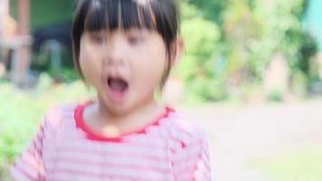 Fröhliches kleines Mädchen liebt es, auf einem Trampolin im Hinterhof zu springen. video