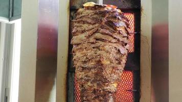 kebab de doner horizontal dans des images de four cuites. video