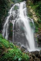 increíble cascada en el bosque verde, la cascada terrestre halaza está en el parque nacional bang lang tham thalu, bannang sata, yala tailandia foto