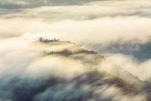 betong, yala, tailandia talay mok aiyoeweng skywalk punto de vista de niebla hay turistas visitados mar de niebla en la mañana foto