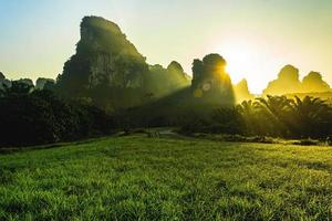 paisaje de montaña en la provincia de krabi tailandia foto