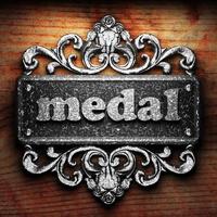 palabra medalla de hierro sobre fondo de madera foto
