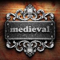 palabra medieval de hierro sobre fondo de madera foto