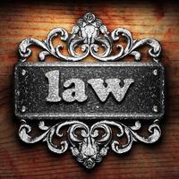palabra ley de hierro sobre fondo de madera foto