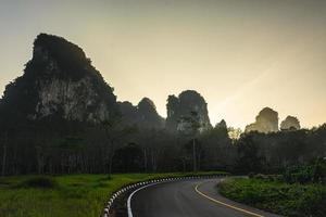 paisaje de montaña en la provincia de krabi tailandia foto