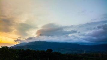 paisaje de montaña en la provincia de krabi tailandia foto