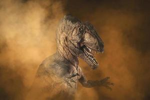 dinosaurio giganotosaurio sobre fondo de humo foto