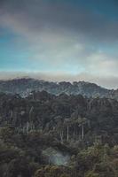 vista matutina del paisaje montañoso con niebla en el cielo y fondo de nubes en la provincia de phatthalung, al sur de tailandia. foto