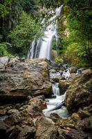 increíble cascada en el bosque verde, la cascada terrestre halaza está en el parque nacional bang lang tham thalu, bannang sata, yala tailandia foto