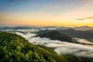 betong, yala, tailandia talay mok aiyoeweng skywalk punto de vista de niebla hay turistas visitados mar de niebla en la mañana foto