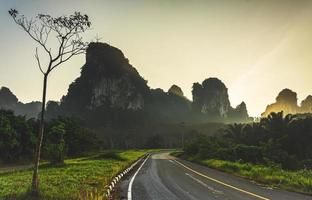 paisaje de montaña en la provincia de krabi tailandia foto