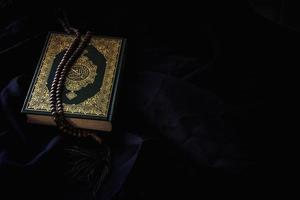 libro sagrado del corán de los musulmanes artículo público de todos los musulmanes sobre la mesa, naturaleza muerta. foto